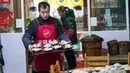 Warga lokal Kota Kuno Zhongshan membuat makanan tradisional untuk merayakan Tahun Baru Imlek di Distrik Jiangjin, Chongqing, China, Jumat (17/1/2020).  (Xinhua/Liu Chan)