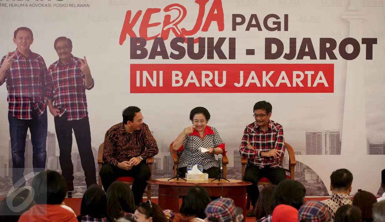 Ketum PDI Perjuangan Megawati Soekarnoputri menyambangi Rumah Lembang markas tim pemenangan Ahok-Djarot, Jakarta, Rabu (15/3). Megawati memberikan arahan terkait Pilkada DKI Jakarta 2017 putaran kedua. (Liputan6.com/Faizal Fanani)