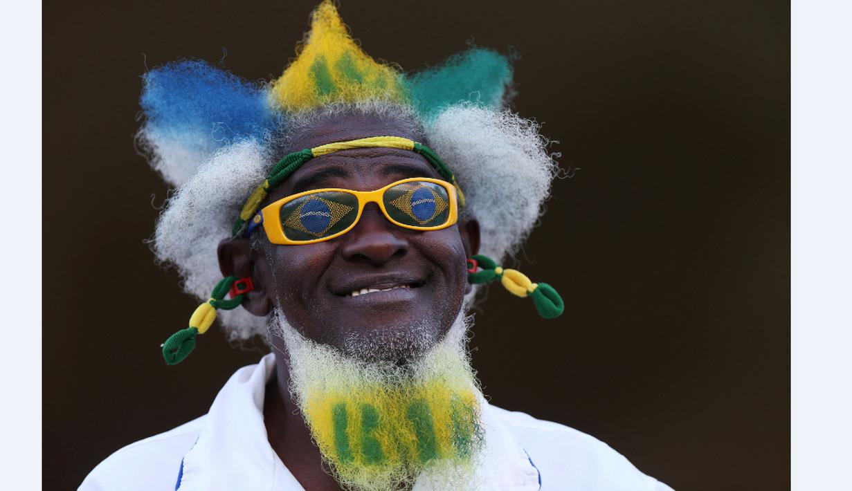  Aksi seorang suporter Brasil saat sesi latihan Timnas Brasil jelang melawan Jepang dalam laga persahabatan sebagai persiapan Olimpiade Rio 2016 di Stadion Serra Dourada, Goiania, Brasil, (29/07/2016). (Reuters/Ueslei Marcelino)