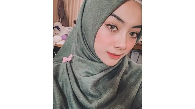 Potret Azaria Bianda saat mengenakan hijab, cantik dan anggun.