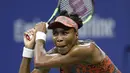 Petenis Amerika Serikat, Venus Williams, saat pertandingan melawan petenis Ceko, Petra Kvitova, pada turnamen AS Terbuka di New York, Rabu (6/9/2017). Venus Williams menang 6-3, 3-6, 7-6 (7-2) atas Petra Kvitova. (AP/Kathy Willens)