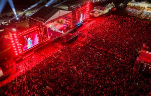 Sekitar 100 ribu orang tumpah ruah di Batfest 2025 Kabupaten Tanah Bumbu Kalsel untuk merayakan malam tahun baru. (Liputan6.com/ Dok Ist)