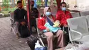 Penumpang bus AKAP menunggu untuk melakukan tes cepat antigen COVID-19 di terminal Kalideres, Jakarta Barat, Senin (17/5/2021). Menyambut arus balik, pemudik yang tiba di terminal tersebut diarahkan petugas untuk melakukan tes COVID-19. (Liputan6.com/Angga Yuniar)