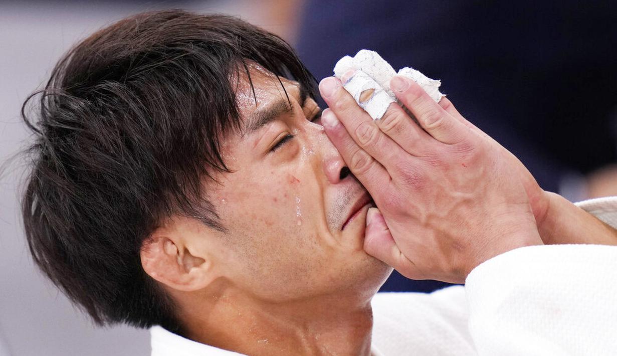 Pejudo Chinese Taipei, Yang Yung-wei, tampak kecewa hingga air mata usai ditaklukkan pejudo tuan rumah, Naohisa Takato, dalam perebutan medali emas judo 60kg putra pada Olimpiade Tokyo 2020 Tokyo. (Foto: AP/Jae C.Hong)