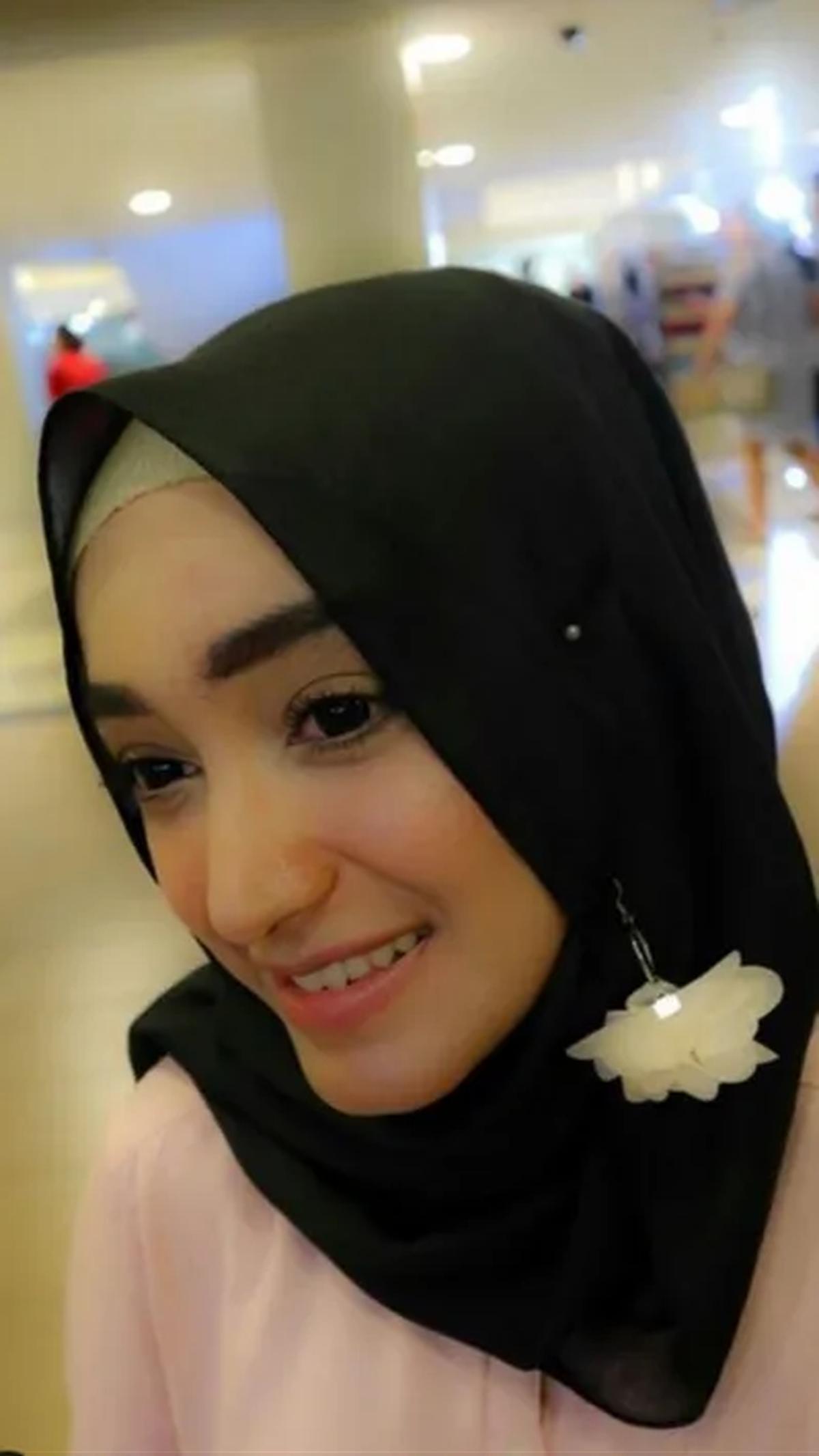 Berpose Untuk Promosikan Aksesoris<br>