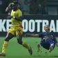 Pemain tengah Persib, Kim Jeffrey Kurniawan (kanan) terjatuih usai berebut bola dengan penyerang Bhayangkara FC Guy Junior dilanjutan Liga 1 di Stadion Patriot Candrabhaga, Bekasi, Minggu (4/6). Bhayangkara FC menang 2-0. (Liputan6.com/Helmi Fithriansyah)