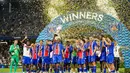 Nuno Gomes dari PSG mengangkat trofi saat perayaan usai pertandingan sepak bola Piala Super UEFA antara Paris Saint-Germain dan Aston Villa di Salzburg, Austria, Rabu, 12 Agustus 2026. (Foto AP/Darko Bandic)