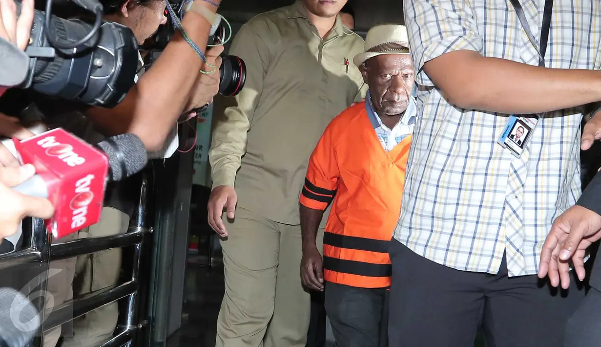 Kepala dinas Pertambangan dan Energi Kab Deiyai Papua Iranius mengenakan baju tahanan usai pemeriksaan di KPK, Jakarta, Kamis (22/10). Iranius ditahan terkait dugaan suap proyek pengembangan pembangkit listrik mikrohidro Papua. (Liputan6.com/Angga Yuniar)