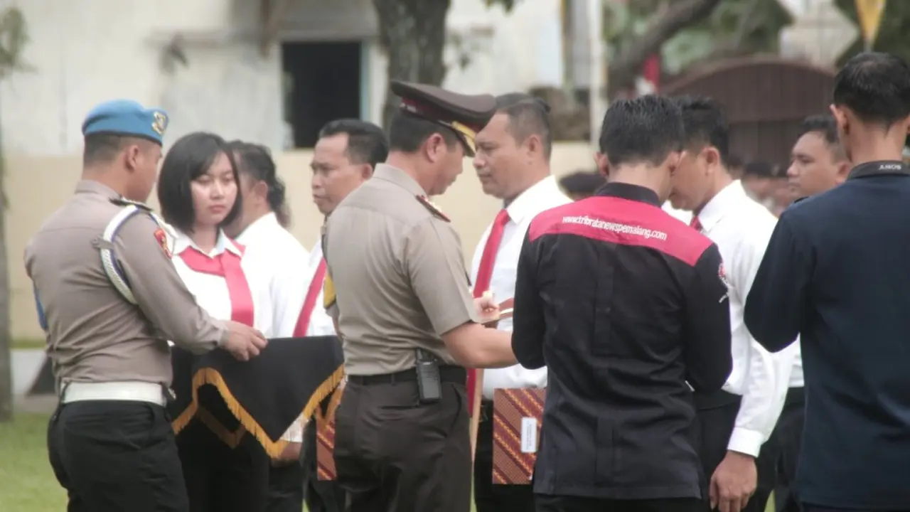Delapan polisi memperoleh penghargaan atas prestasinya mengungkap tiga kasus perampokan di tiga mini market berbeda. (Foto: Liputan6.com/Polres Pemalang/Muhamad Ridlo)