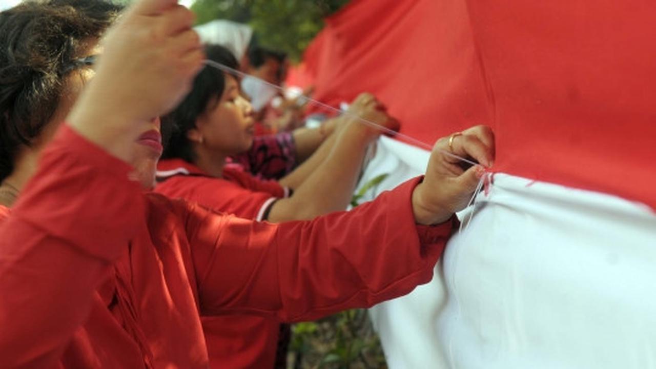 Sambut 17 Agustus, kaum hawa lomba jahit bendera merah putih raksasa