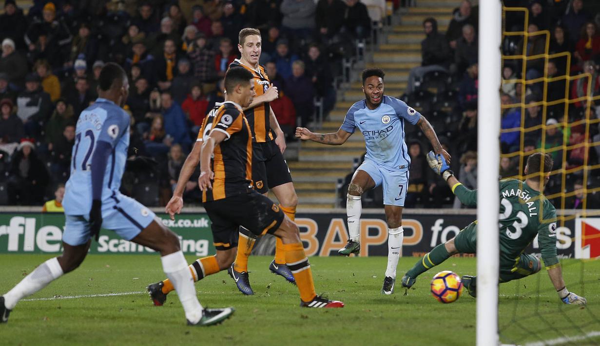 Proses terjadinya gol bunuh diri yang dilakuka oleh bek Hull, Curtis Davies. Kemenangan ini membuat City naik ke peringkat kedua klasemen Premier League, sementara Hull kian terpuruk diposisi juru kunci. (Reuters/Ed Sykes)
