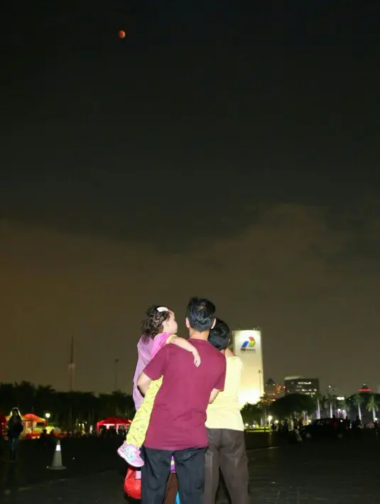 Di lapangan olahraga Futsal sisi Timur Monas juga disediakan untuk Shalat Gerhana berjamaah. (Deki Prayoga/Bintang.com)