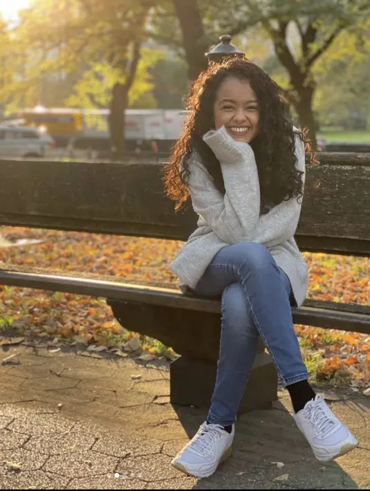 Walaupun tampil dengan denim dan sneakers, knitwear dengan warna sederhana pancarkan kesan gaya klasik yang stylish. [Foto: Instagram/ Mutiarabaswedan]