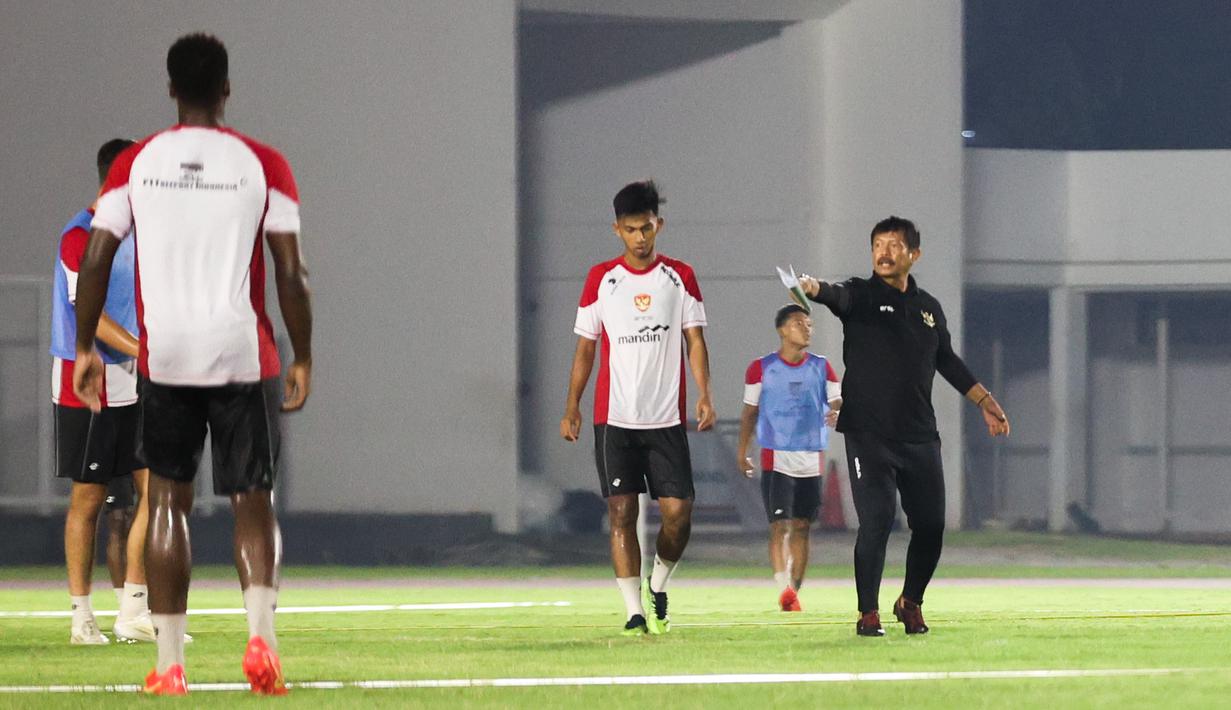 Indra Sjafri sedang memberikan instruksi dalam latihan Timnas Indonesia U-20 di Stadion Madya, Jakarta Pusat, pada Minggu (22/9/2024) malam WIB. (Bola.com/Abdul Aziz)
