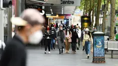 Warga mengenakan masker di Central Business District (CBD) Melbourne, Negara Bagian Victoria, Australia, 19 Oktober 2020. PM Australia Scott Morrison merilis pernyataan bersama sejumlah menteri senior lainnya guna menyambut pelonggaran lockdown secara parsial di Victoria. (Xinhua/Bai Xue)
