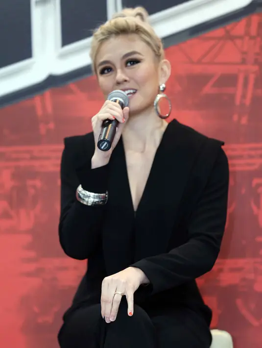 Dengan banyaknya persaingan sekarang ini, penyanyi yang mau masuk dalam industri tarik suara, harus memperbanyak referensi musik. (Nurwahyunan/Bintang.com)