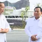 Presiden terpilih 2024-2029 Prabowo Subianto berjanji di depan Presiden Jokowi akan melanjutkan dan menyelesaikan pembangunan Ibu Kota Nusantara (IKN) di Kalimantan Timur. Hal ini disampaikan Prabowo sebelum menghadiri rapat kabinet perdana di IKN, Senin (12/8/2024). (Foto: Youtube: Sekretariat Presiden)