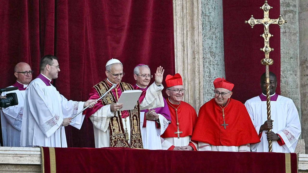 FOTO: Asap Putih Muncul di Kapel Sistina, Robert Prevost Terpilih Jadi Paus Leo XIV