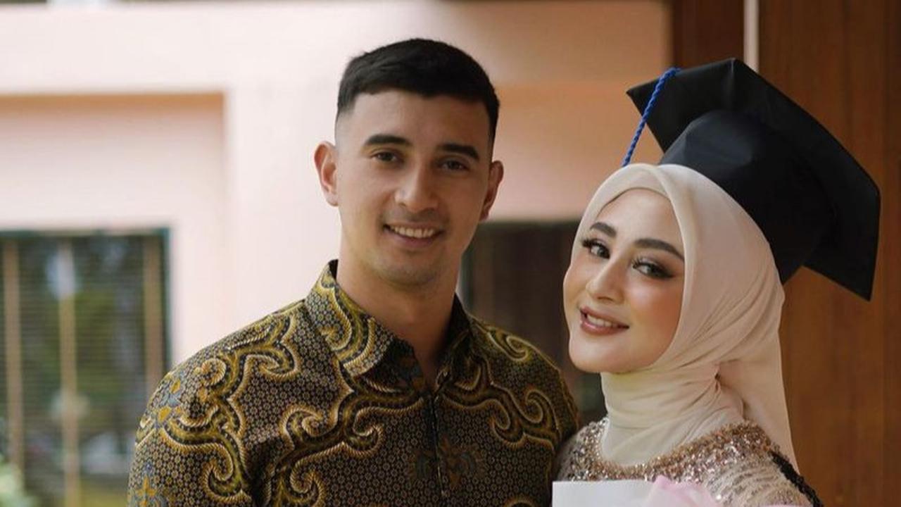 Potret Margin Wieheerm Raih Gelar Sarjana, Selesaikan Kuliah Meski Sibuk Urus Keluarga dan Kerjaan