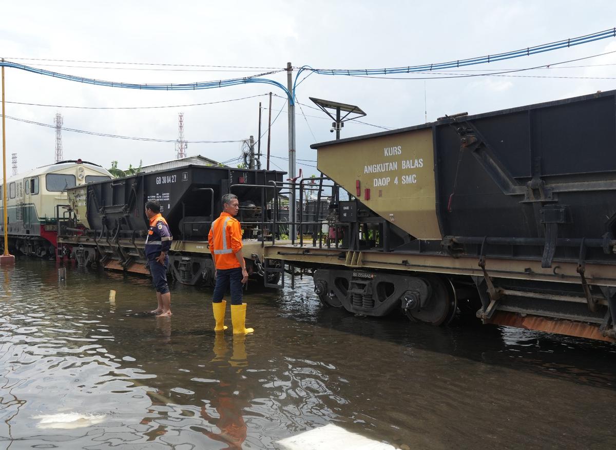 Perlintasan kereta di kaligawe