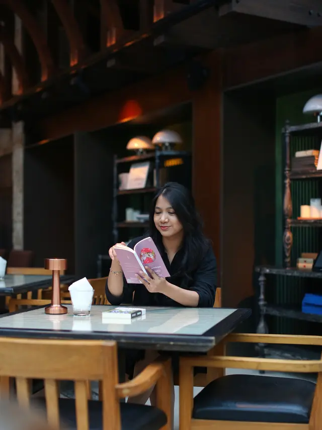 wanita mei hari buku nasional