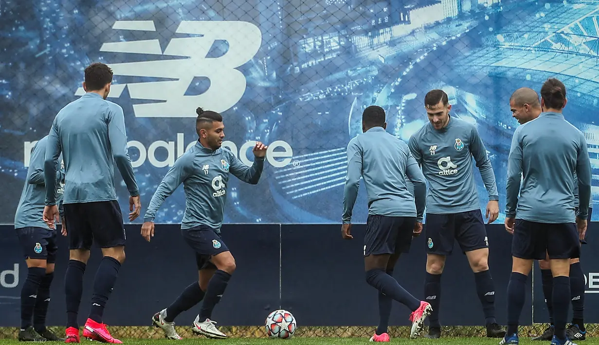Para pemain Porto saat mengikuti sesi latihan di tempat latihan klub di Olival, di Vila Nova de Gaia (2/11/2020). Porto akan bertanding melawan Olympique de Marseille pada  Grup C Liga Champions di di Estadion Do Dragao, Portugal. (AFP/Carlos Costa)