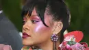 Penyanyi Rihanna berpose setibanya pada acara penggalangan dana Met Gala 2017 di New York, Senin (1/5). Untuk menyempurnakan penampilannya, Rihanna memilih gaya rambut cepol, dengan dandanan wajah yang didominasi warna merah muda. (Dia Dipasupil/AFP)