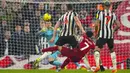 Pemain Liverpool, Luis Diaz (kedua kanan) melesatkan bola ke gawang Newcastle yang dijaga oleh Martin Dubravka pada laga lanjutan Liga Inggris 2023/2024 di Anfield, Liverpool, Inggris, Selasa (02/01/2024) dini hari WIB. (AP Photo/Jon Super)