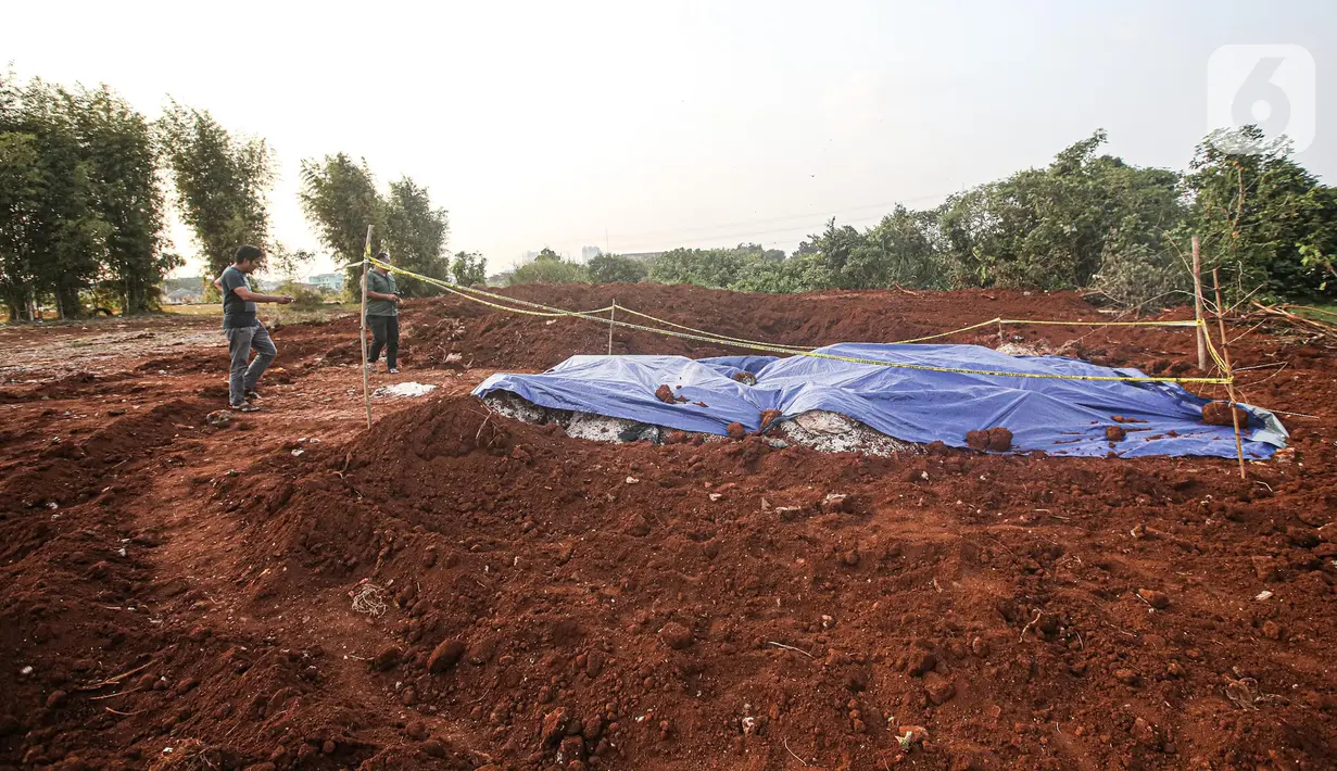 Barang diduga bansos presiden ditemukan tertimbun di kawasan Kampung Serab, Sukmajaya, Depok, Jawa Barat, Minggu (31/7/2022). Saat ini penemuan barang diduga bansos presiden untuk warga terdampak COVID-19 yang tertimbun dalam tanah itu tengah ditangani Polrestro Depok. (Liputan6.com/Faizal Fanani)