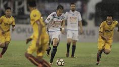 Gelandang Arema FC, Rodrigo Ost, saat pertandingan melawan Sriwijaya FC pada laga perempat final Piala Presiden di Stadion Manahan, Solo, Minggu, (4/2/2018). Sriwijaya FC menang 3-1 atas Arema FC. (Bola.com/M Iqbal Ichsan)