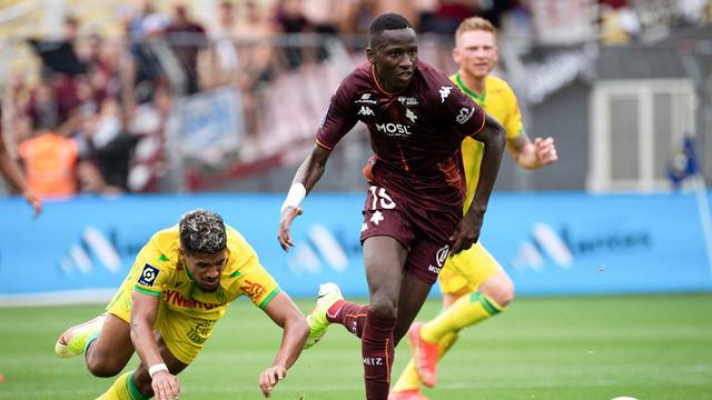Gelandang Metz, Pape Sarr.