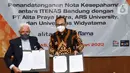 Direktur Utama PT Alita Praya Mitra Teguh Prasetya dan Rektor ARS University Purwadhi usai menandatangani naskah kerjasama di Bandung, Rabu (19/1/2022). Kolaborasi ini diharapkan bisa mempercepat pembangunan infrastruktur digital dengan bantuan dari mahasiswa terbaik. (Liputan6.com/HO/Alwi)