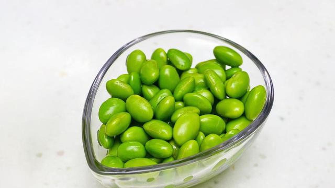 Edamame mengandung kalsium dan zat besi untuk membantu pembentukan tulang serta mencegah anemia.