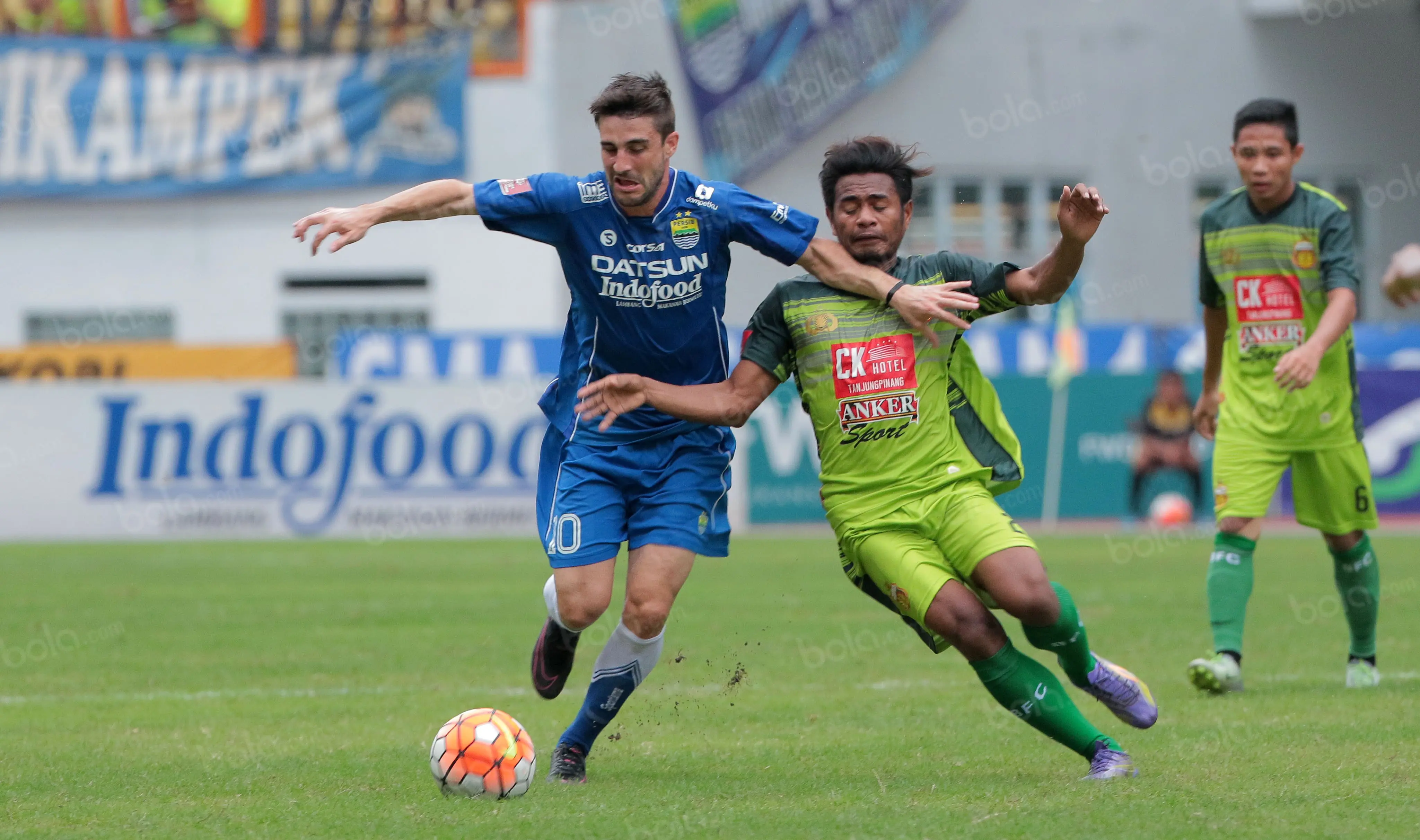 Robertino Pugliara berusaha melewati pemain Bhayangkara United, Ilham Udin Armain pada lanjutan Torabika SC 2016 di Stadion Wibawa Mukti, Cikarang, Rabu (12/10/2016). (Bola.com/Nicklas Hanoatubun)