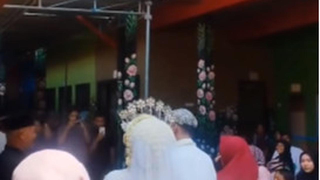 Momen Unik Pasutri Baru Datangi TPS buat Nyoblos