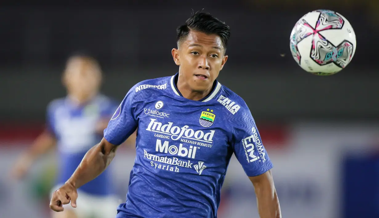 Febri Hariyadi merupakan pemain lokal andalan Persib Bandung di BRI Liga 1 2021/2022. Kecepatan dan kelincahannya di sisi sayap Maung Bandung kerap membuat lawan kewalahan. (Bola.com/Bagaskara Lazuardi)