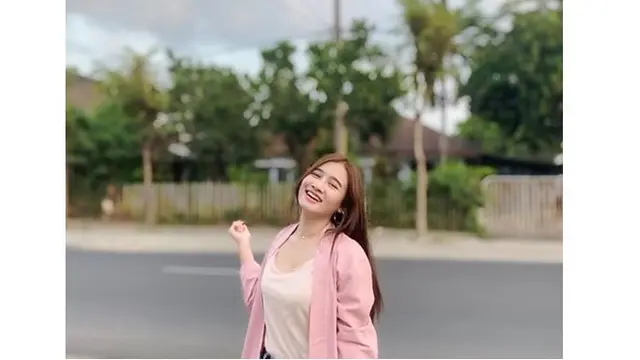 Biduan asal Jombang ini memiliki senyum manis, membuat netizen terpanah.