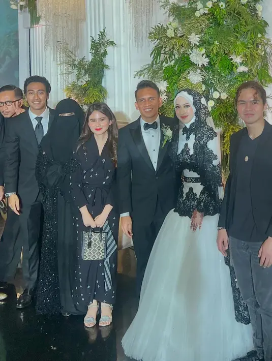 Ia tampil menawan mengenakan outfit serba hitam saat kondangan bersama sang kekasih, Dul [@tissabiani]