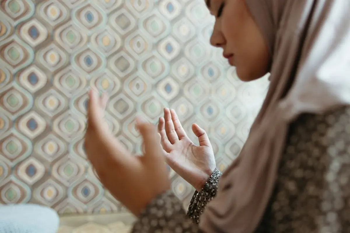 Wanita berdoa menengadahkan kedua tangan