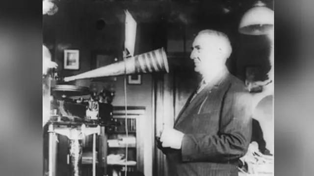 Warren G Harding ketika merekam suaranya menggunakan fonograf