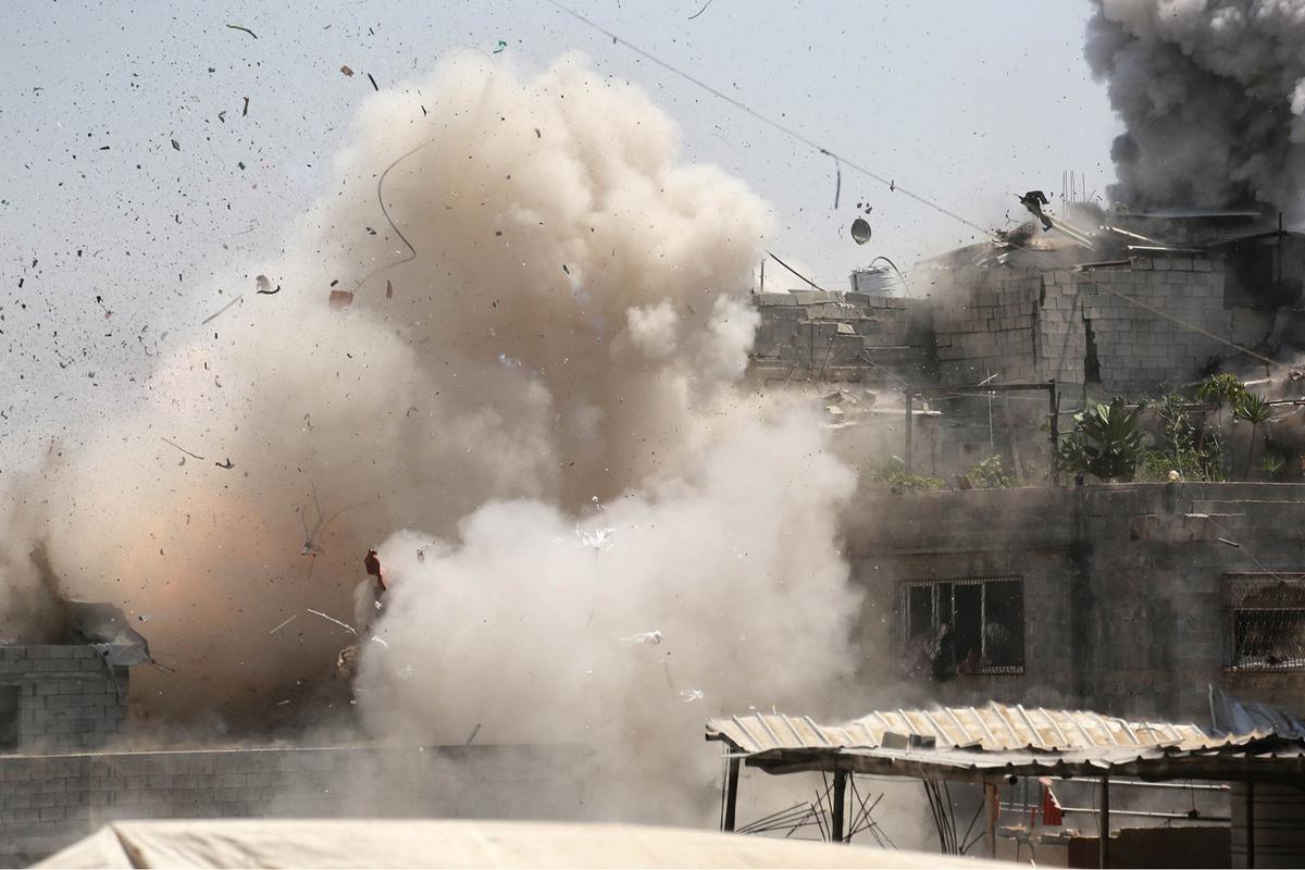 Judul: Detik-Detik Roket Israel Hantam Gedung di Gaza