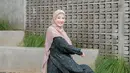 Tampil modis dengan outfit kasual, padukan set tunic dan celana kulot bermotif dengan hijab berwarna lembut. [Foto: IG/natasharizkynew].