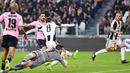 Proses gol Juventus yang dicetak Claudio Marchisio ke gawang Palermo. Kemenangan ini membuat Juventus kokoh memimpin klasemen Liga Italia dengan unggul 10 poin dari AS Roma yang ada di posisi kedua. (EPA/Alessandro Di Marco)