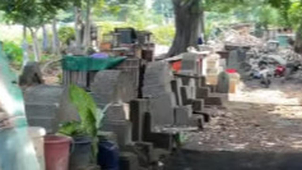 Potret Kuburan Tua di Jakarta 'Nempel' Sama Rumah Warga, Sampai Ada Kandang Ayam dan Jemuran di Atas Makam
