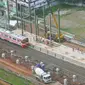 Pemandangan dari atas, pekerja tengah mengerjakan proyek jalur kereta Api Bandara di Jakarta, Rabu (28/12). PT Kereta Api Indonesia menyatakan bahwa pembangunan Kereta Bandara Internasional Soekarno-Hatta masih sesuai rencana. (Liputan6.com/Angga Yuniar)