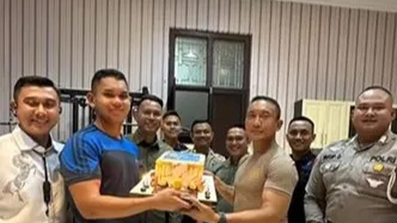 Momen perayaan ulang tahun kedua anaknya pun diunggah oleh sang Jenderal.&nbsp; Ulang tahun mereka dirayakan dengan sederhana namun penuh makna. <br>