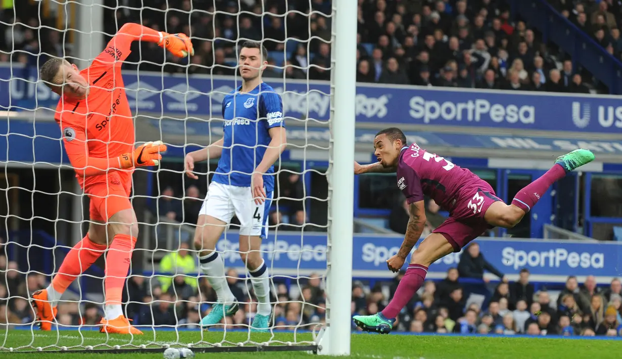 Pemain Manchester City, Gabriel Jesus mencetak gol kedua untuk timnya saat melawan Everton pada pertandingan Liga Inggris di Goodison Park di Liverpool (31/3). Manchester City menang 3-1 atas Everton. (AP Photo/Rui Vieira)