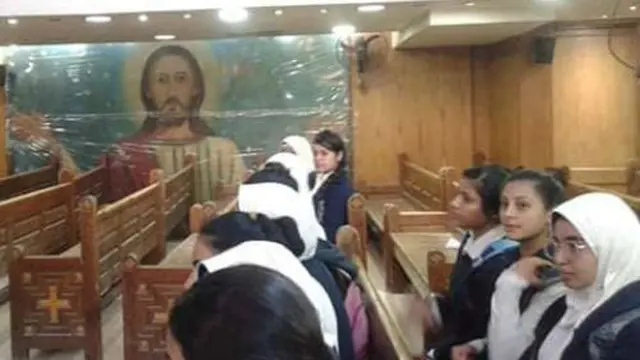 Ibu Guru Dan Muridnya Bersih-bersih Gereja Untuk Meningkatkan Toleransi Dan Persaudaraan (Foto: Al Arabiya)