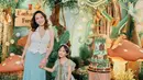 Shandy Aulia merayakan ulang tahun putrinya, Claire yang ke enam dengan pesta bertema hutan. Penampilannya jadi sorotan lantaran terlihat elegan meski busananya effortless [@shandyaulia]