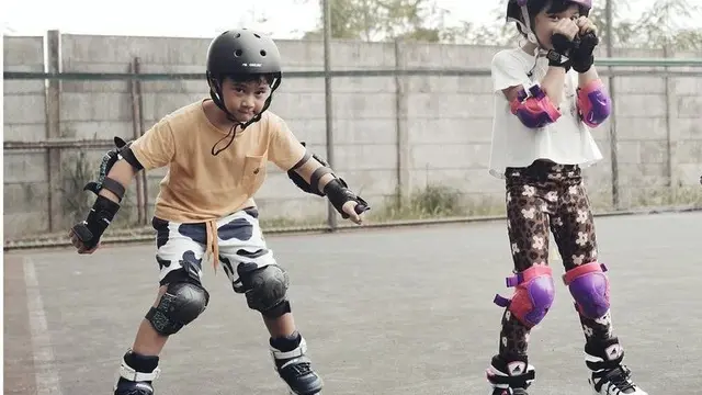 Rafathar dan Gempi main sepatu roda (Foto: Instagram/@gadiiing)